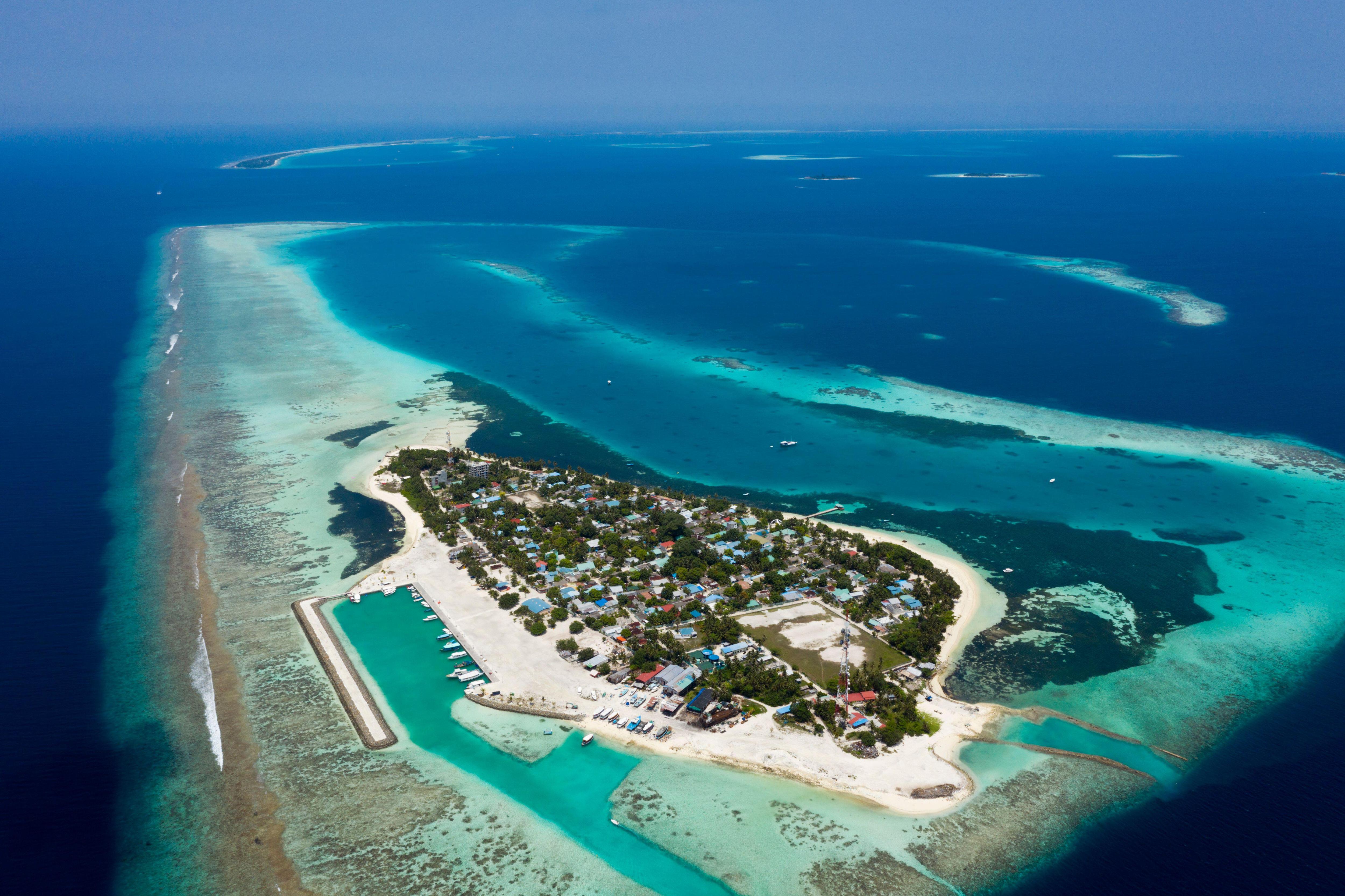 Остров Дангети. Остров Дангети Мальдивы. Площадь острова Налагурайду. Мальдивы,Ари Атолл,Athiri Beach.
