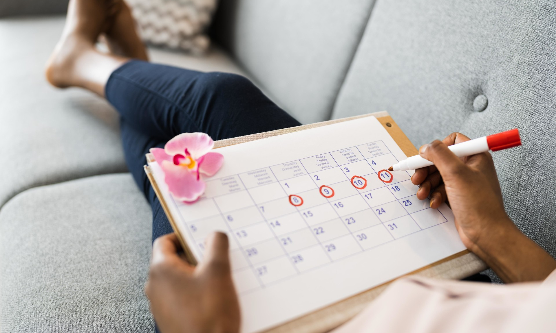 10 причин месячных. Period Calendar. Menstruation Calendar. Девушка и менструальный календарь. Календарь месячных фото на рабочий стол.