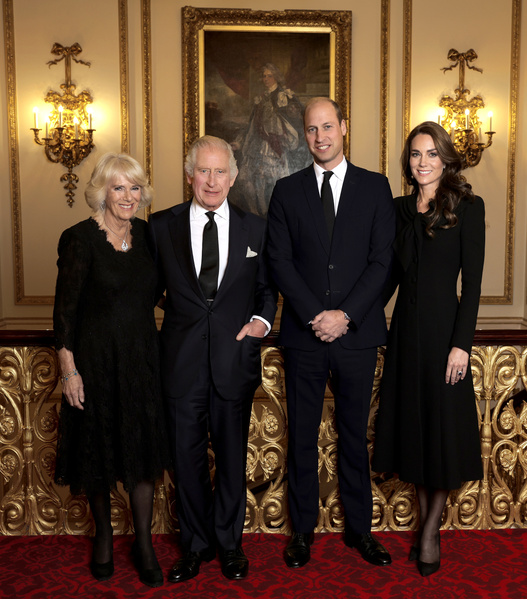 С глаз долой, из сердца вон: принца Гарри и Меган не позвали позировать для семейного снимка
