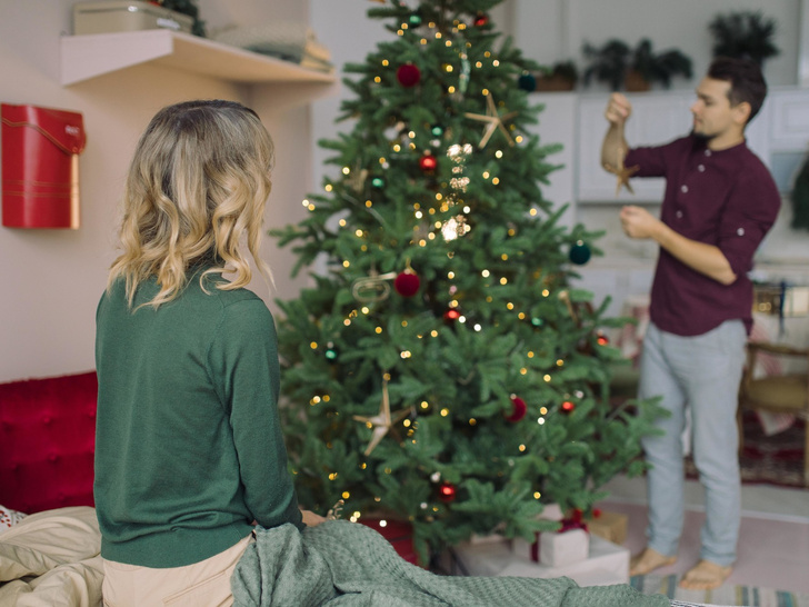 На зависть всем: как украсить новогоднюю елку, чтобы она выглядела более пышной