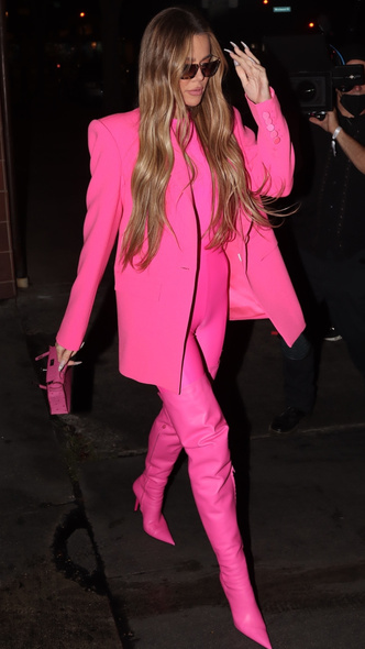 Розовый тотал-лук: образ Хлои Кардашьян в самом модном оттенке этого года