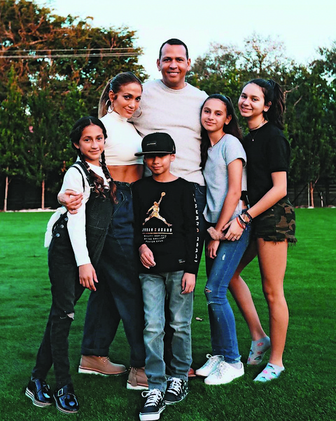 Дженнифер и ее жених Алекс Родригес с детьми от предыдущих отношений