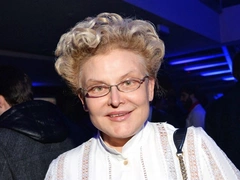 «Верхом на бабушке»: Малышева показала своего 2-летнего «задумчивого» внука Артура