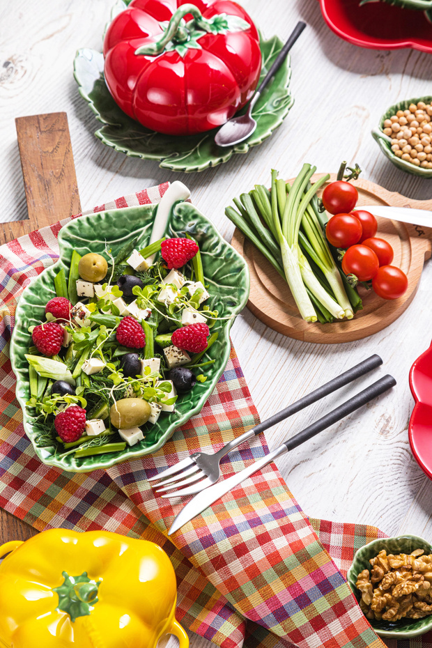 Фото №1 - Клубничный борщ, салат с малиной и нежнейший мусс: 3 летних рецепта с ягодами