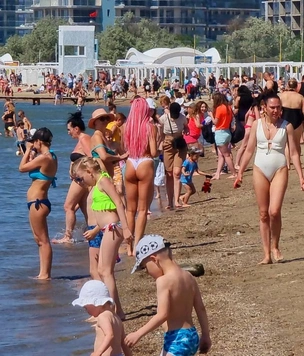«Как в метро в час пик»: фотограф показал, что сейчас происходит на пляжах Сочи