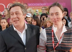 Жена Михаила Ефремова выиграла в суде 120 тысяч