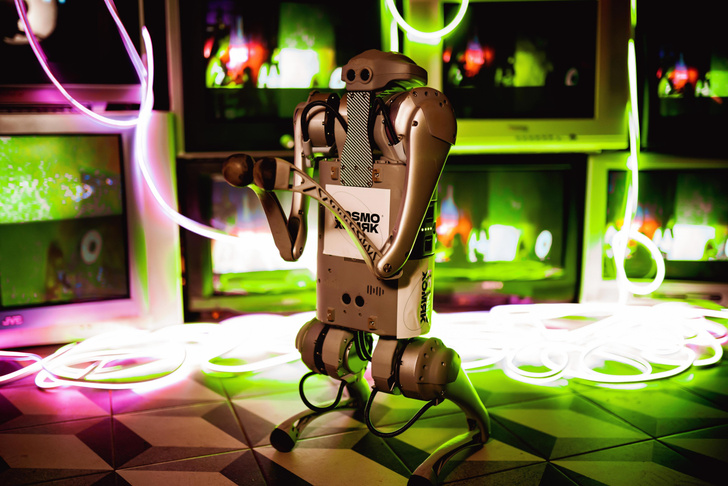 Робот-пес и инопланетяне на танцполе: в Москве официально открылся футуристичный бар «KOSMОХОМЯК»