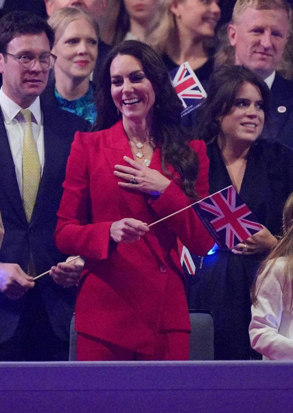 Не боится привлекать внимание: Кейт Миддлтон в красном костюме на концерте в честь коронации