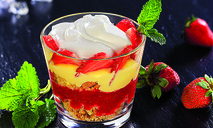 Клубничный трайфл (слоеный десерт)