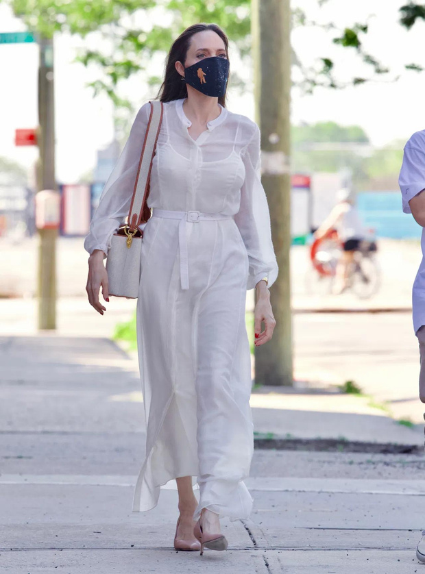Фото №1 - Из Малефисенты в Белоснежку: Анджелина Джоли в прозрачном платье в Нью-Йорке