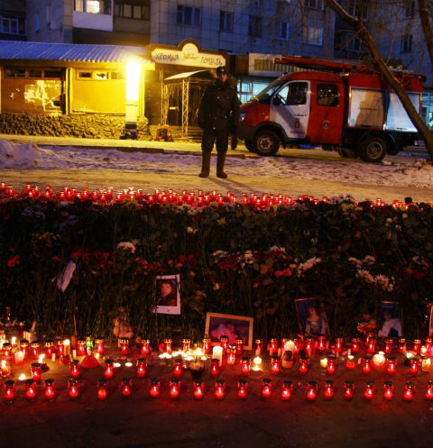 Мемориал на месте пожара в клубе «Хромая лошадь»