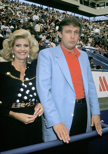 От розовых джемперов до костюмов Brioni: как любимые женщины Дональда Трампа меняли его стиль