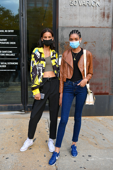 Очень узкие джинсы и кожаные жакеты. Что носят модели между показами на Неделе моды в Нью-Йорке?