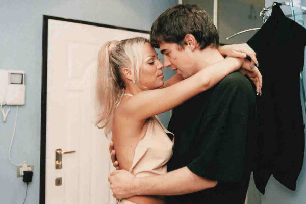 Сцену поцелуя с Ириной Салтыковой переснимали несколько раз, «Брат-2», 2000 год