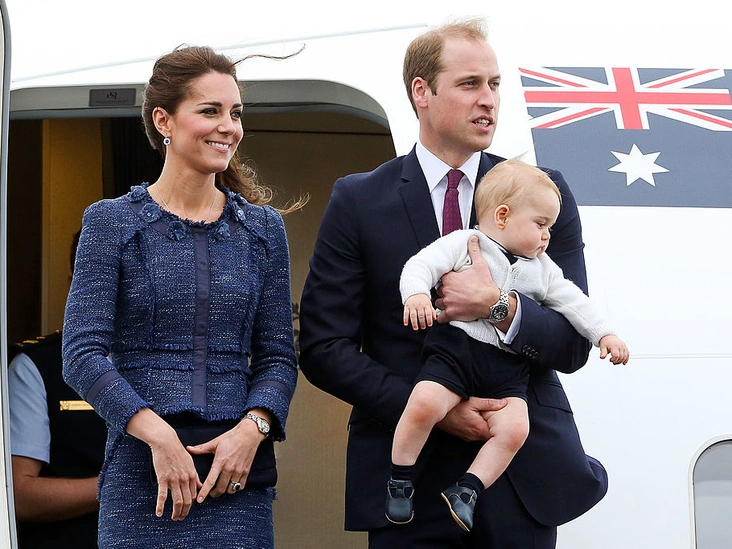 Герцогиня Кэтрин и принц Уильям с принцем Джорджем в аэропорту Веллингтона, Новая Зеландия, 16 апреля 2014