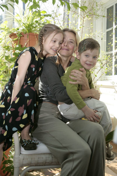 Юлия Высоцкая с детьми несколько лет назад