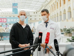 Билеты в подарок за прививку: Богомолов провел автограф-сессию в центре вакцинации