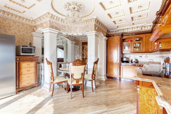 Золотые орлы, нимфы, ангелочки на потолке: как выглядит квартира в Москве за 440 млн. рублей