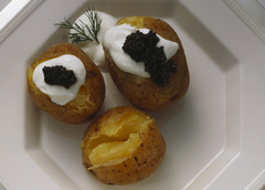 Картофель в мундире: как правильно запечь в духовке