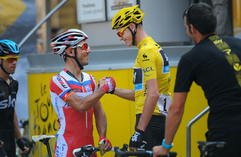 Хоаким Родригес (в красной форме) пожимает руку победителю гонки Крису Фруму