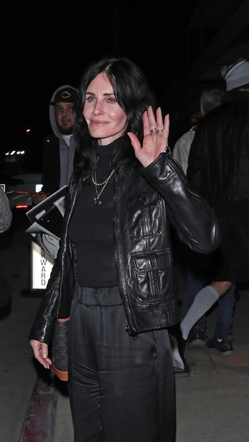 Советы стиля: Кортни Кокс показывает, как носить черные вещи и не выглядеть скучно | marieclaire.ru