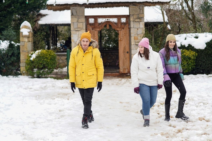 5 самых уютных и стильных пуховиков из сериала «Постучись в мою дверь» на зиму 2023