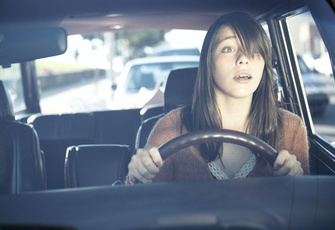Можно ли выдавать права на вождение с 16 лет: мнение психолога