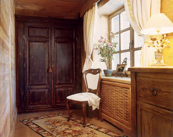 Встроенный шкаф из состаренного дуба сделан по эскизам Ирены Барене.