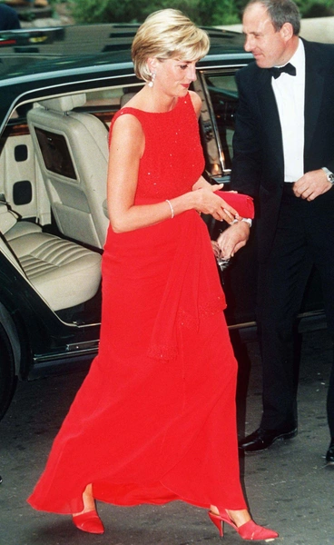 Принцесса Уэльская прибывает на мероприятие по сбору средств для детей в Харроу, Миддлсекс, июль 1997