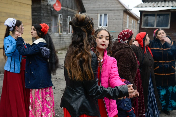 Цыганские свадьбы сегодня: правда ли, что за брачной ночью по-прежнему следят старейшины?