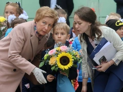 Открытый урок: красноярцы посадили детей за парты на пустыре, потому что им не построили школу