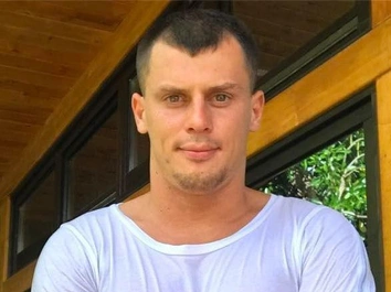 Звезда «ДОМа-2» Барзиков захлебывался слезами на лобном месте и стонал, узнав о потере сына от Полыгаловой