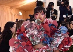 Рюши, стразы и нескромные вырезы: звезды блеснули на балу Met Gala