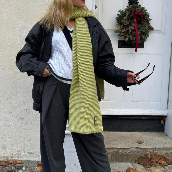 Длинный шарф — модная зимняя фишка, которая сделает стильным даже самый простой образ с пуховиком
