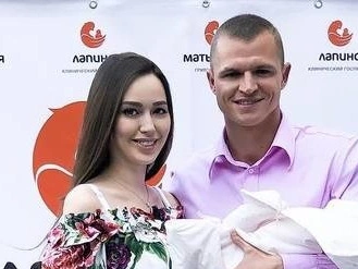 Когда фигура еще не идеальна: образы звезд на выписку из роддома