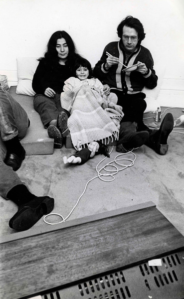 Йоко Оно и Тони Кокс с дочкой