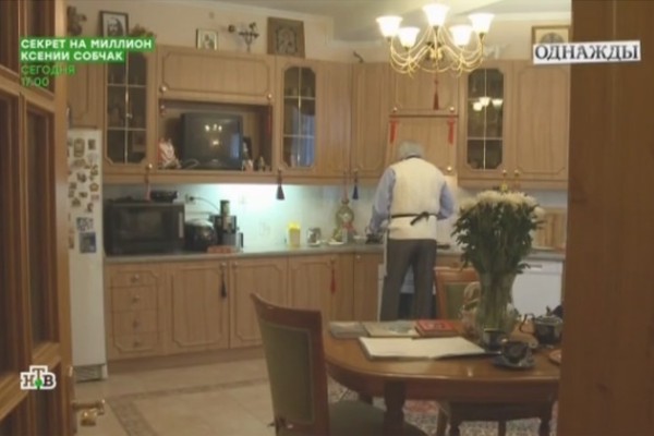 Илья Резник готовит на своей кухне