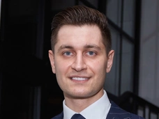 Дава подарил маме дом