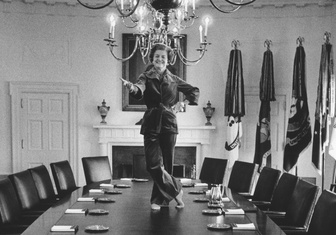 Прощальный танец на столе в Белом доме: история одной фотографии
