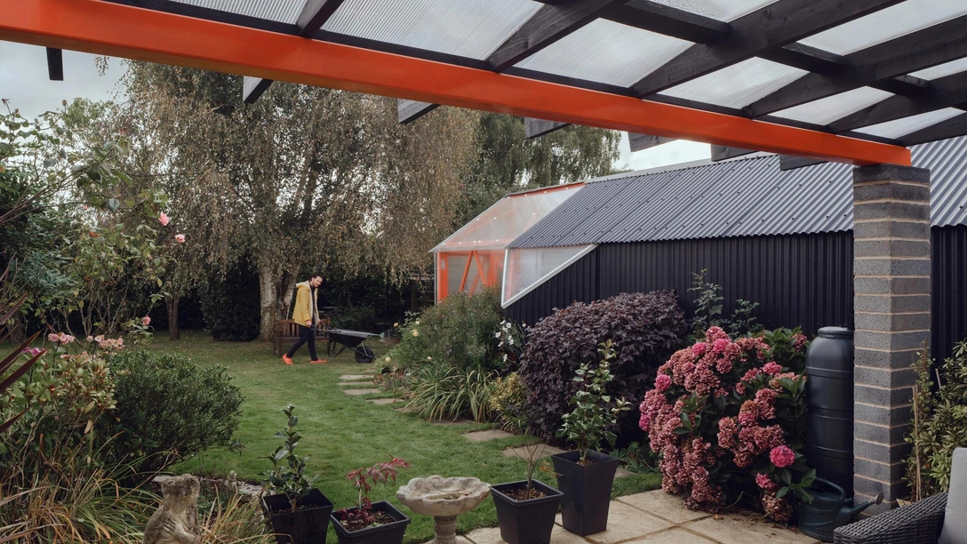 Летний дом в старом гараже | Источник: Саймон Кеннеди