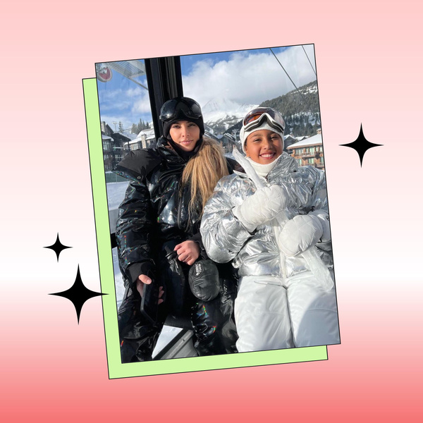 Медаль за стиль: Ким Кардашьян катается на лыжах в модном лаковом пуховике
