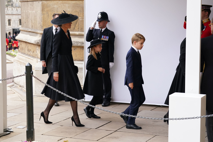 Душещипательное зрелище: как выглядели маленькие Шарлотта и Джордж на похоронах Елизаветы II — и почему Королева гордилась бы ими