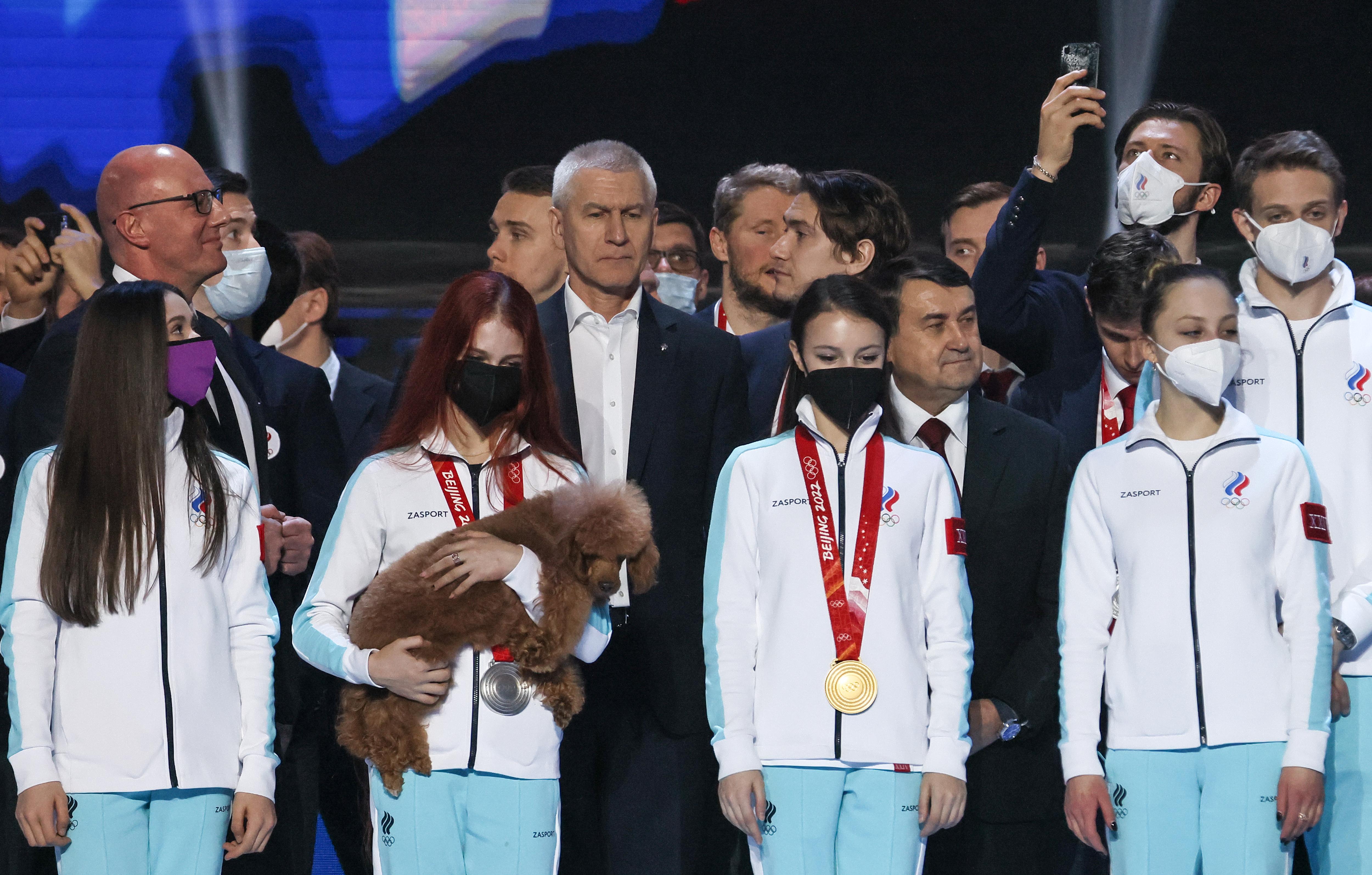 Церемония награждения олимпиады. Камила Валиева награждение 2022. Награждение Камиллы Валиевой на ОИ 2022.