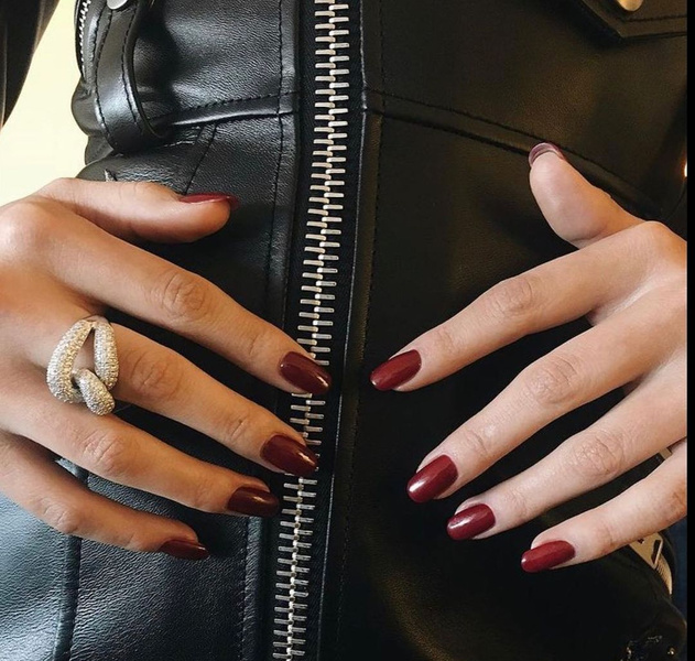 Бордовые ногти: Селена Гомес показала самый красивый цвет маникюра этой осени