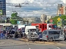 Самосвал снес 16 автомобилей, 14 человек, среди которых двое детей, пострадали: массовое ДТП в Санкт-Петербурге