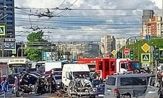 Самосвал снес 16 автомобилей, 14 человек и двое детей пострадали: массовое ДТП в центре Санкт-Петербурга
