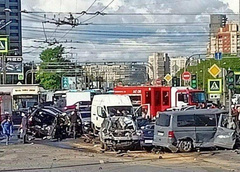Самосвал снес 16 автомобилей, 14 человек, среди которых двое детей, пострадали: массовое ДТП в Санкт-Петербурге
