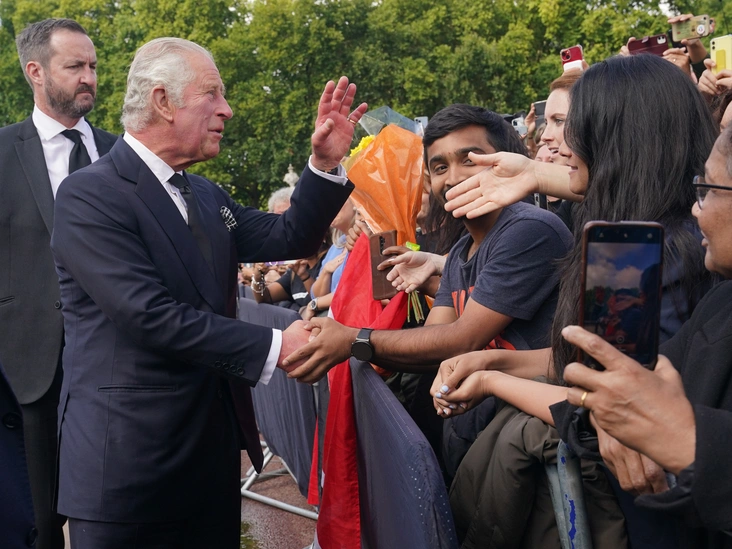 Карл III с поклонниками, Лондон