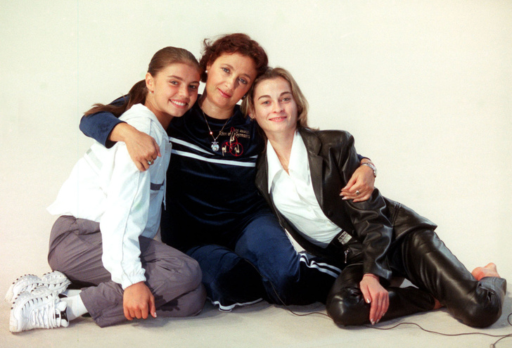 Члены олимпийской сборной России по художественной гимнастике Алина Кабаева и Юлия Барсукова с тренером Ириной Виннер (2002 год)