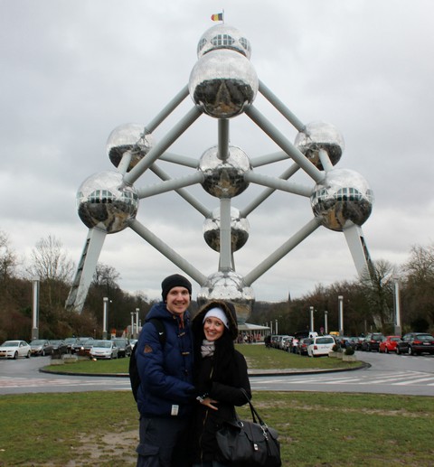 Галкина Елена на фоне Атома в Брюсселе, Бельгия.